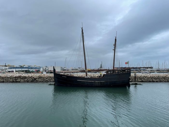 Bushman replika karavely z období portugalských objevných plaveb, Lagos, Portugalsko